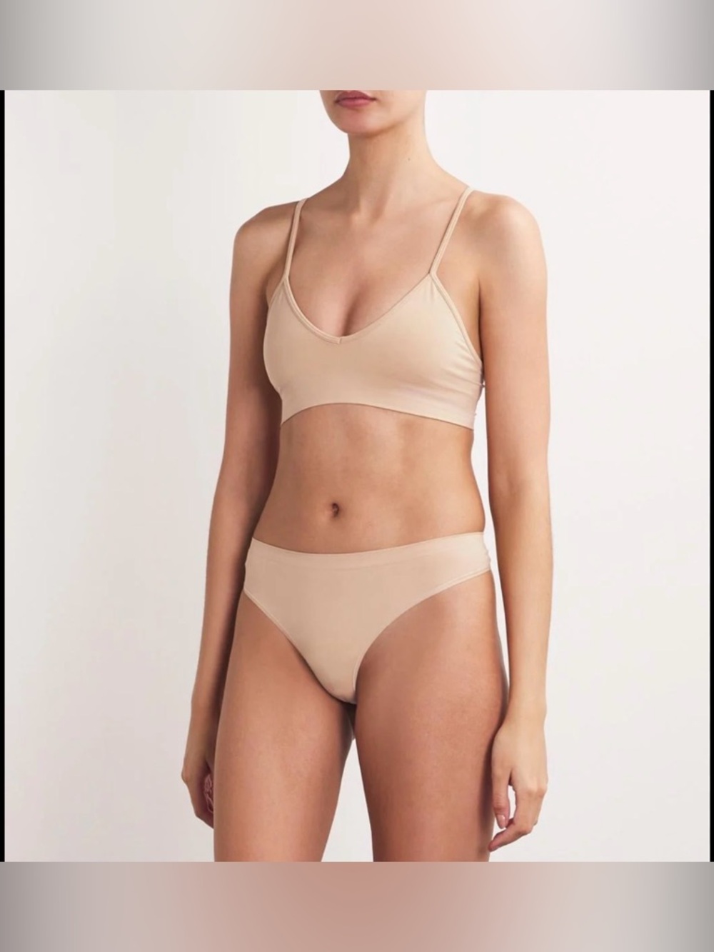 SKIMS Smoothing Seamless Scoop Bralette in Nude/Beige Size: XS